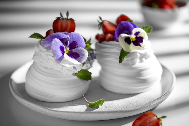 Merengue apelmazado con pensamientos en un plato