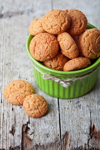 Merengue bolinhos de amêndoa na tigela