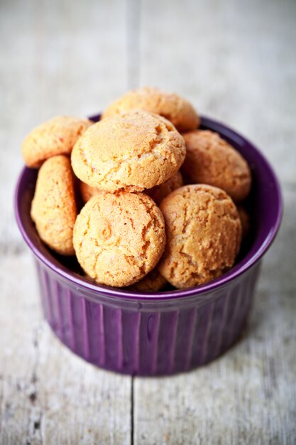 Merengue bolinhos de amêndoa na tigela