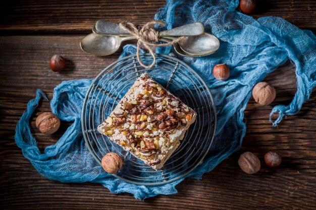 Merengue caseiro e fresco com chocolate e nozes