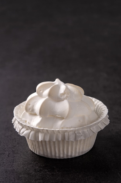 Merengue chantilly em fundo preto