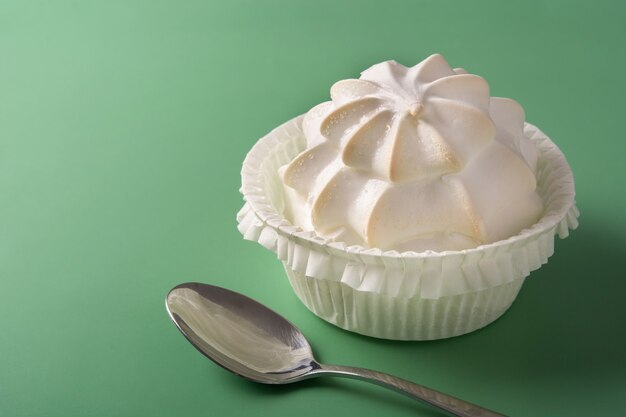 Merengue chantilly em fundo verde