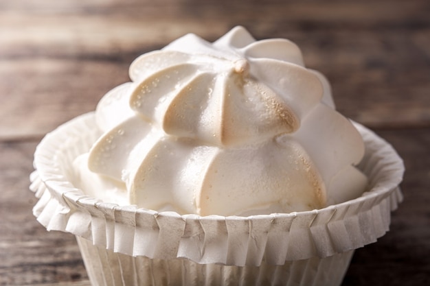 Merengue chantilly na mesa de madeira