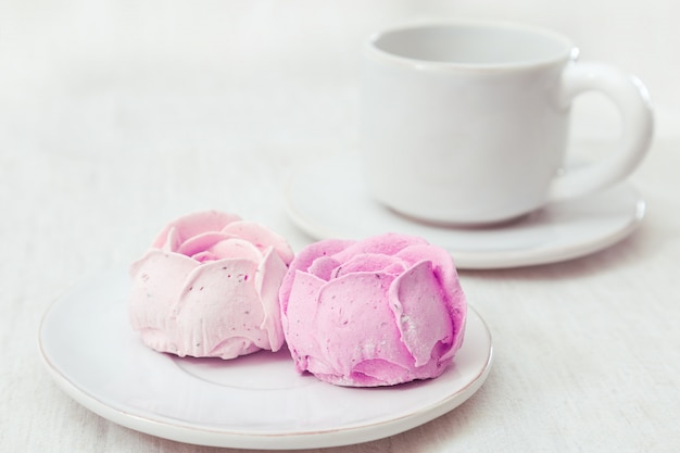 Merengue doce com frutas naturais e xícara de chá