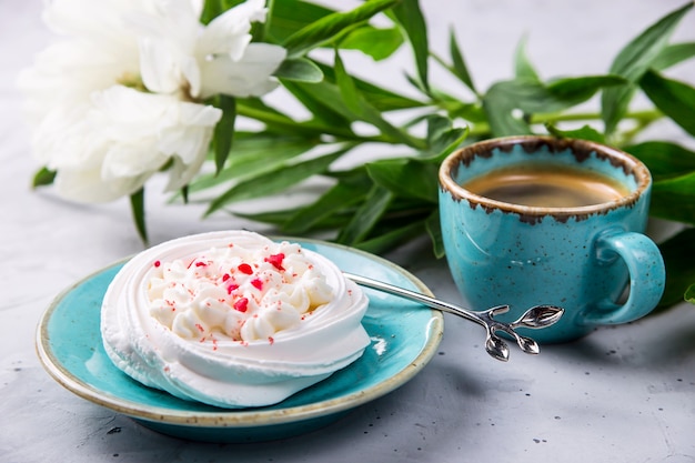 Merengue dulce con crema de postre sencillo, sencillo y saludable.