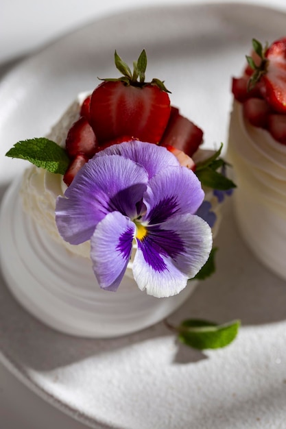 Merengue endurecido com amores-perfeitos em um prato