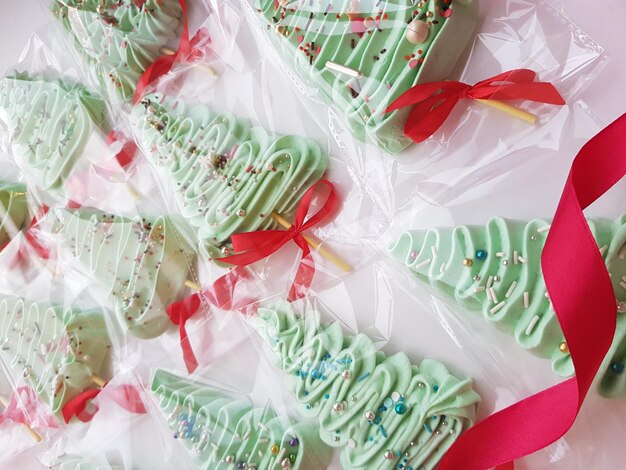 Merengue en forma de árboles de Navidad decorados con chispas. Navidad