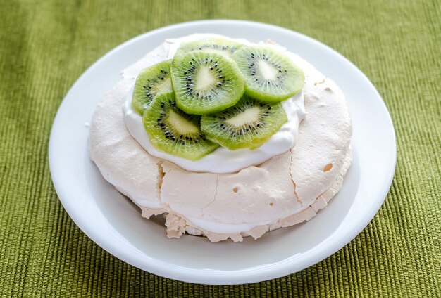 Foto merengue pavlova com fatias de kiwis