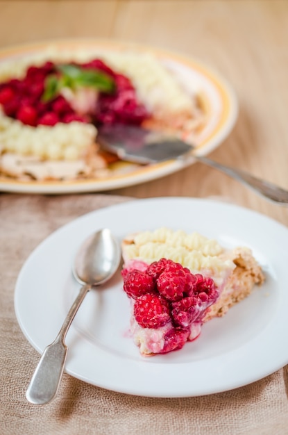 Merengue Pavlova com framboesas