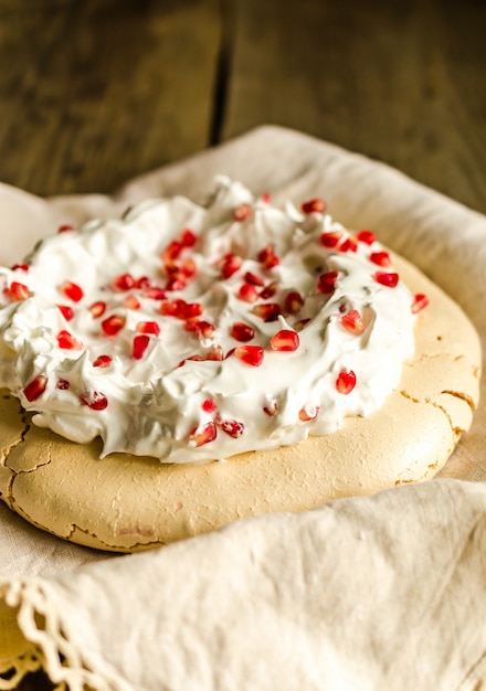 Merengue pavlova com sementes de romã