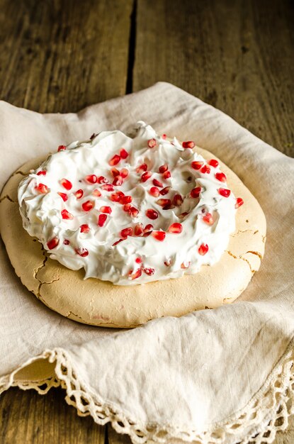 Merengue Pavlova com sementes de romã