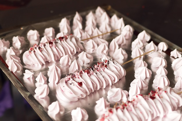 Merengue rosa com granulado colorido, bolos fofos de proteína