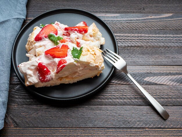 Merengue roulade Merengue roll cake Pavlova con crema de fresas y hojas de menta