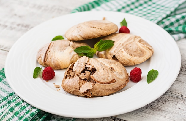 Merengues com chocolate, framboesa e folhas de hortelã