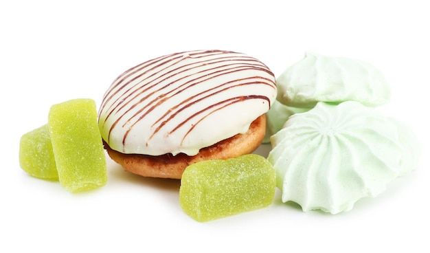 Merengues de cor de menta, doces de geléia de menta e bolo saboroso isolado em branco