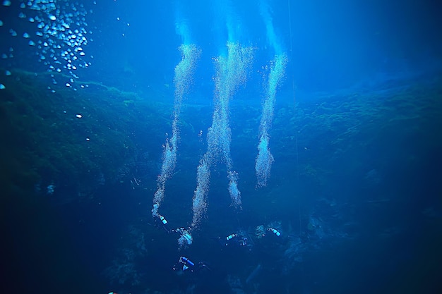 mergulhador respira ar sob bolhas de água, libera gás, paisagem subaquática profundidade