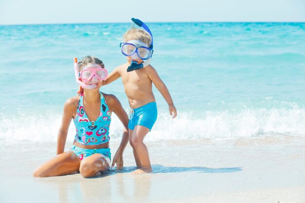 Mergulhadores felizes em uma praia