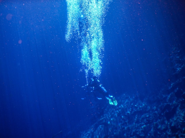 Mergulhadores na lagoa de água azul