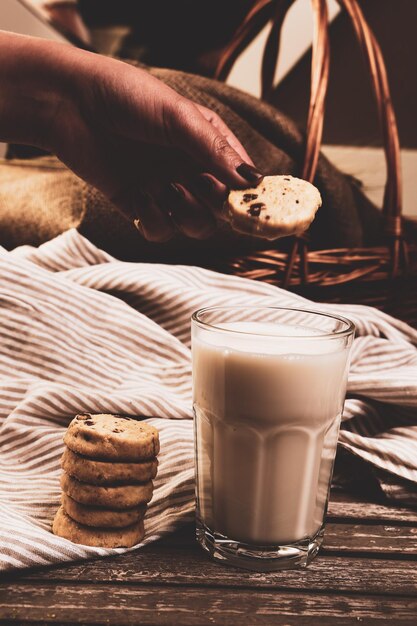 Mergulhando deliciosos biscoitos em um copo de leite