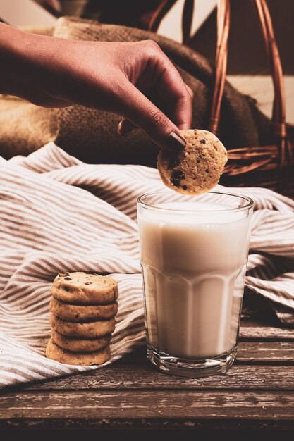 Mergulhando deliciosos biscoitos em um copo de leite