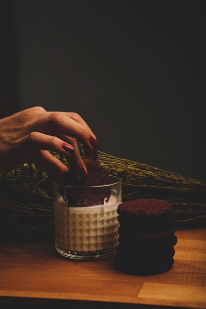 Mergulhando deliciosos biscoitos em um copo de leite