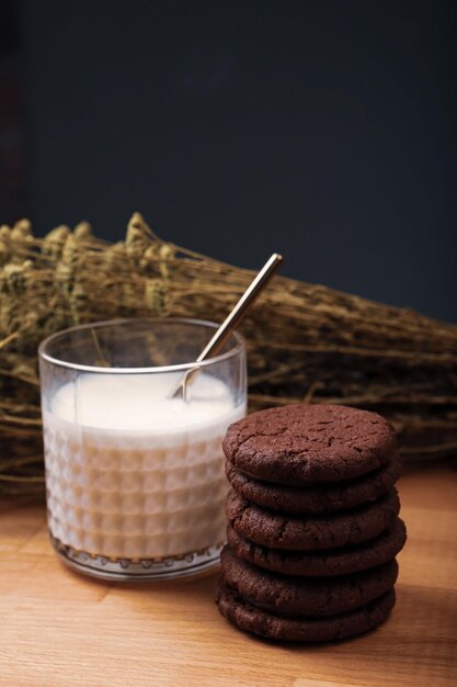 Mergulhando deliciosos biscoitos em um copo de leite