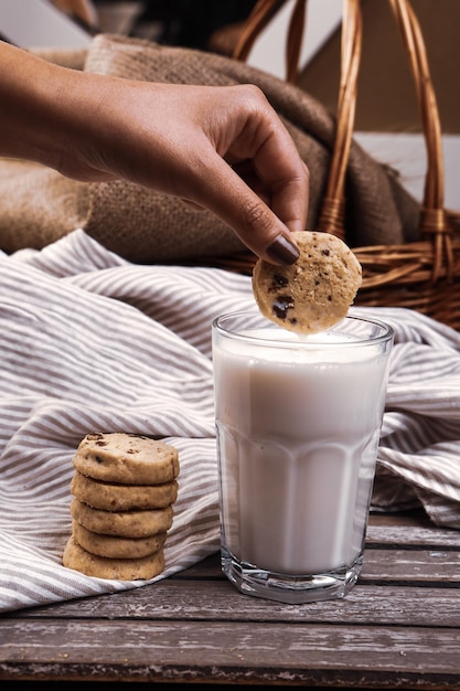 Mergulhando deliciosos biscoitos em um copo de leite