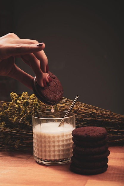 Mergulhando deliciosos biscoitos em um copo de leite