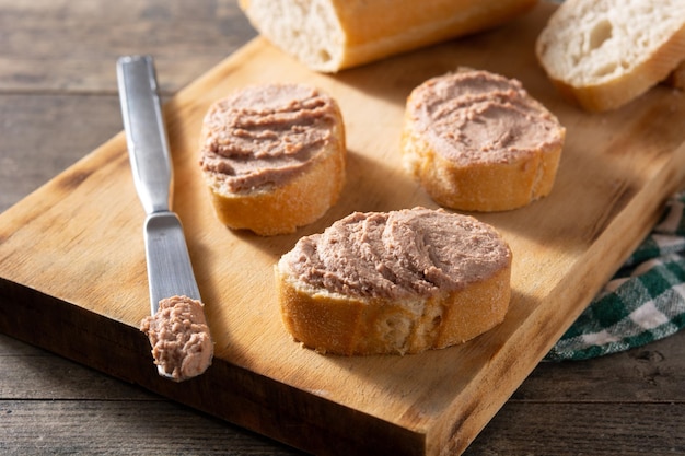 Mergulhando o pão torrado com patê de fígado de porco