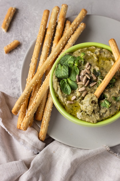 Mergulhe com feijão mungo, hortelã e sementes servidos com grissini ou palitos de pão salgado.