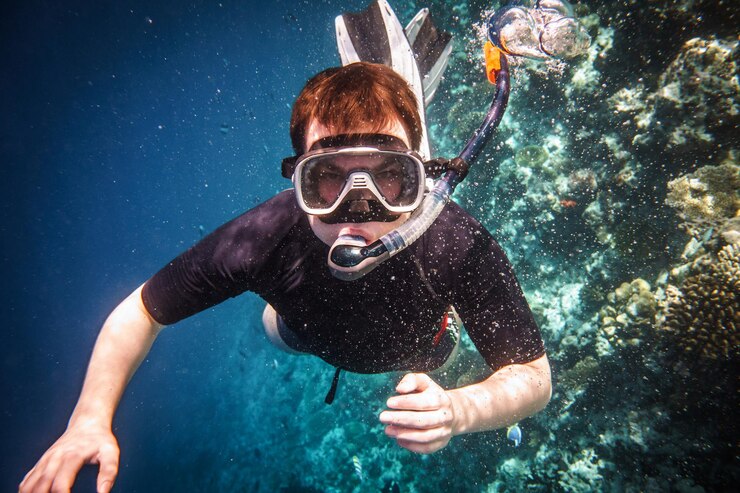 Foto mergulho com snorkel ao longo do coral cérebro