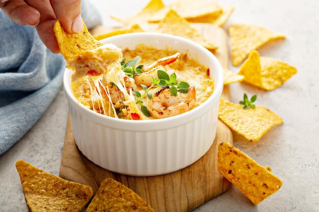 Foto mergulho picante de frutos do mar em um ramekin