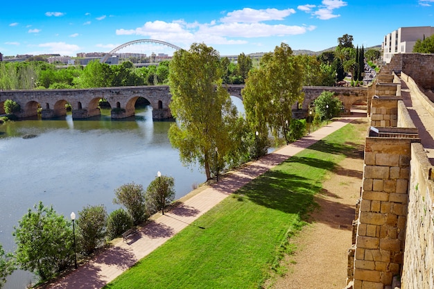 Foto mérida en españa puente romano sobre guadiana