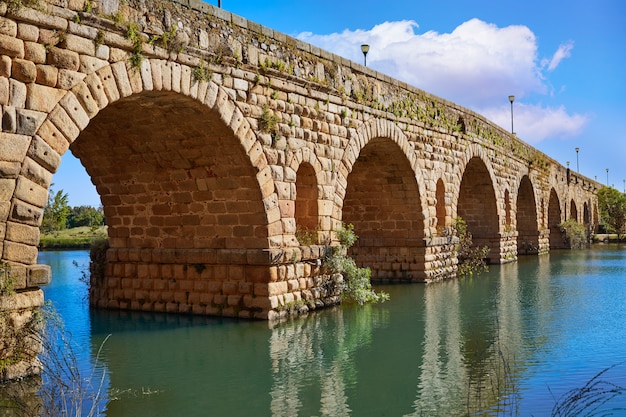 Foto merida in der römischen brücke spaniens über guadiana