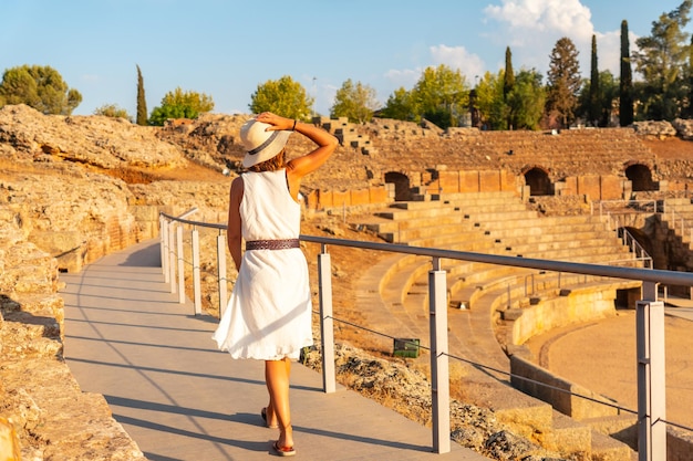 Merida Roman Ruins ein junger Tourist in einem Kleid im römischen Amphitheater Estremadura