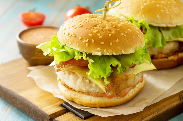 Foto merienda americana comida callejera comida rápida hamburguesa casera en mesa rústica de madera