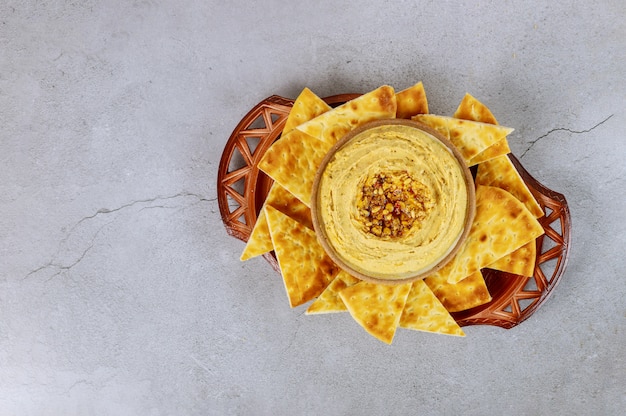 Merienda árabe con salsa de hummus, rebanadas de pan de pita en un plato