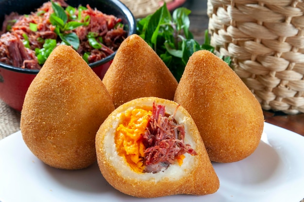 Merienda brasileña coxinha carne seca con queso cheddar