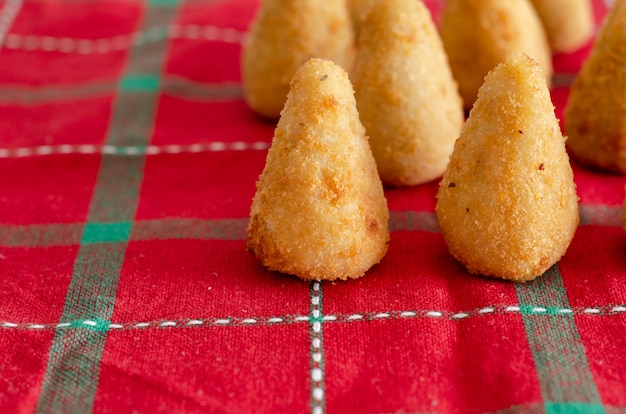 Foto merienda brasileña la coxinha es un salgadinho brasileño, de origen paulista, también común en portugal, hecho con masa de harina de trigo y caldo de pollo.