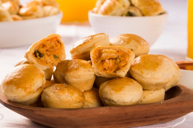 Merienda brasileña Empada. Pastel con camarones en la placa blanca sobre fondo de madera