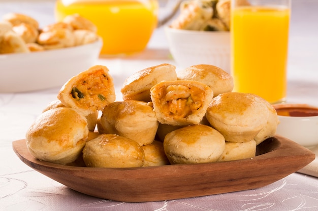 Merienda brasileña Empada. Pastel con camarones en la placa blanca sobre fondo de madera