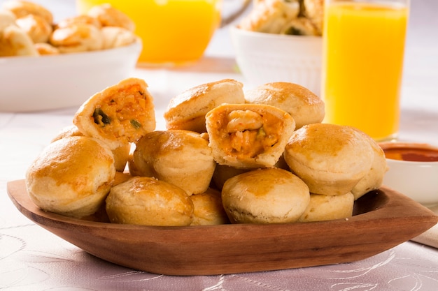 Merienda brasileña Empada. Pastel con camarones en la placa blanca sobre fondo de madera