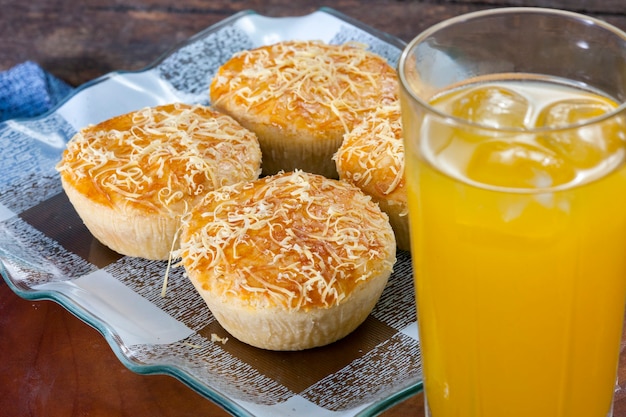 Merienda brasileña Empada. pastel con pollo