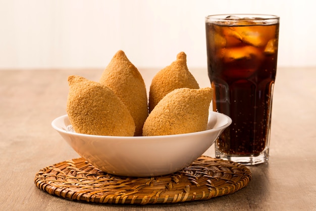 Merienda brasileña de pollo frito, popular en fiestas locales.