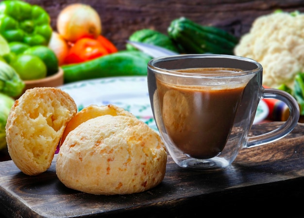 Merienda brasileña tradicional pan de queso