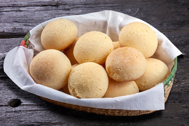 Merienda brasileña tradicional pan de queso