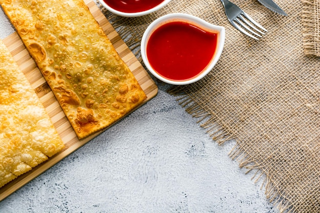 Merienda brasileña tradicional pastel frito con espacio de copia