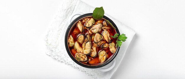 Merienda casera de mejillones en escabeche enlatados