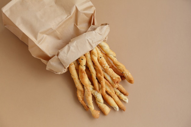 Merienda crujiente en una bolsa de papel. Palitos de pan para un bocado rápido