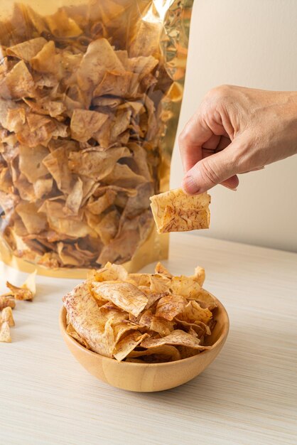 Foto merienda crujiente de chips de taro dulce